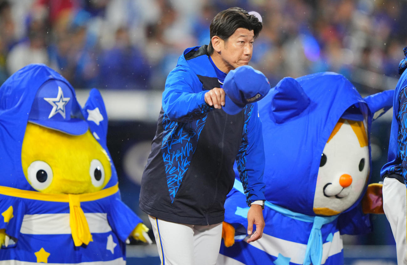 DeNA対広島　サヨナラ勝ちでスタンドにあいさつするDeNA三浦監督（撮影・垰建太）
