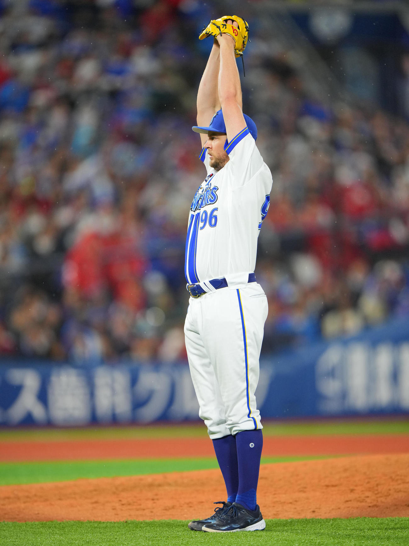 DeNA対広島　5回表広島2死一、三塁、菊池を三振に仕留めソードセレブレーションを披露するバウアー（撮影・垰建太）