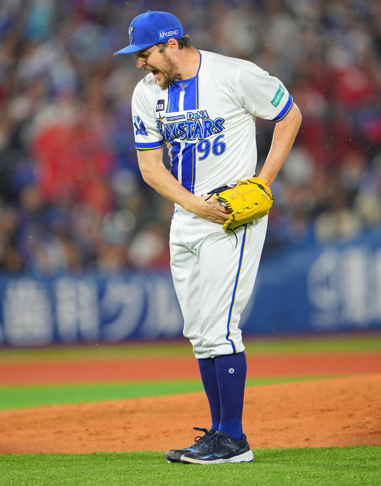 DeNA対広島　5回表広島2死一、三塁、菊池を三振に仕留めソードセレブレーションを披露するバウアー（撮影・垰建太）