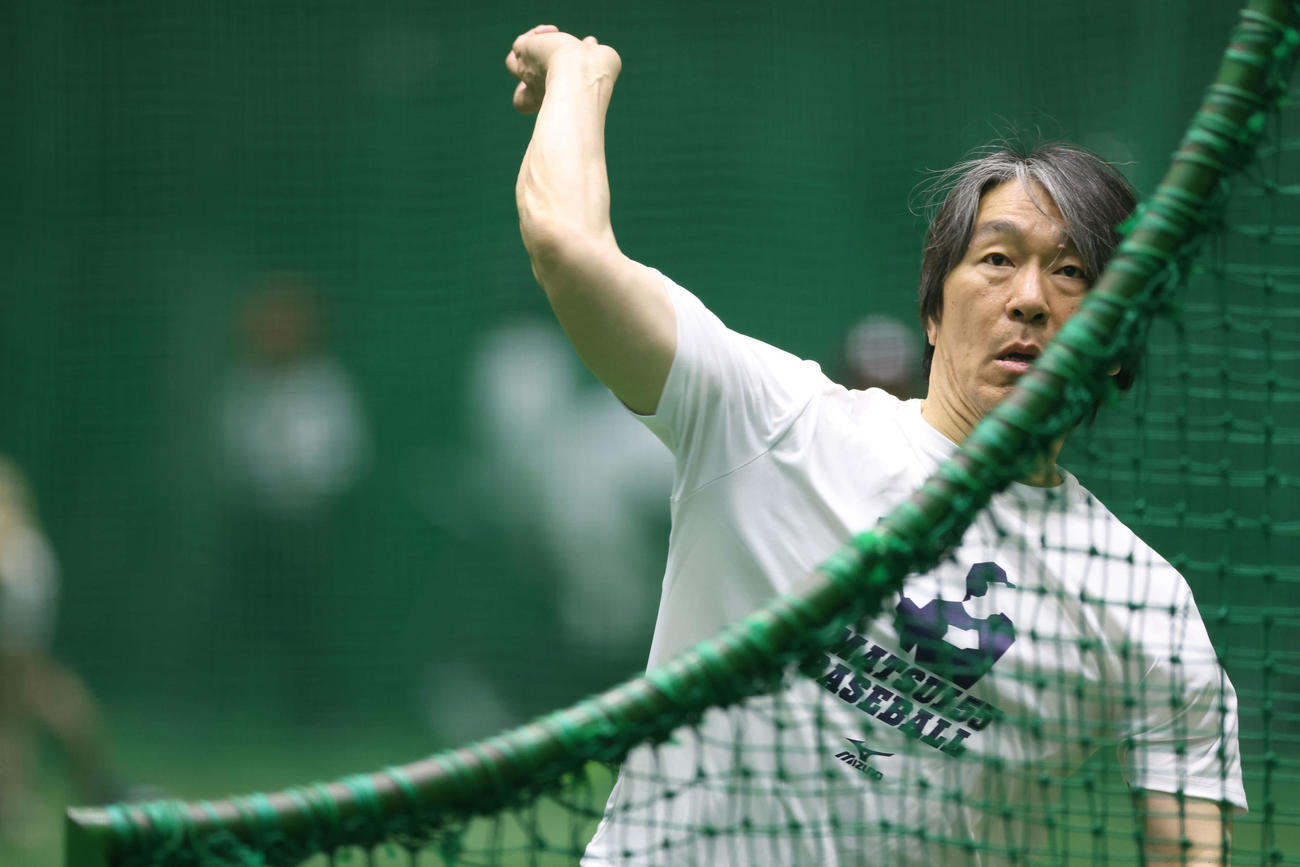子供たちの打撃投手をする松井氏（撮影・増田悦実）