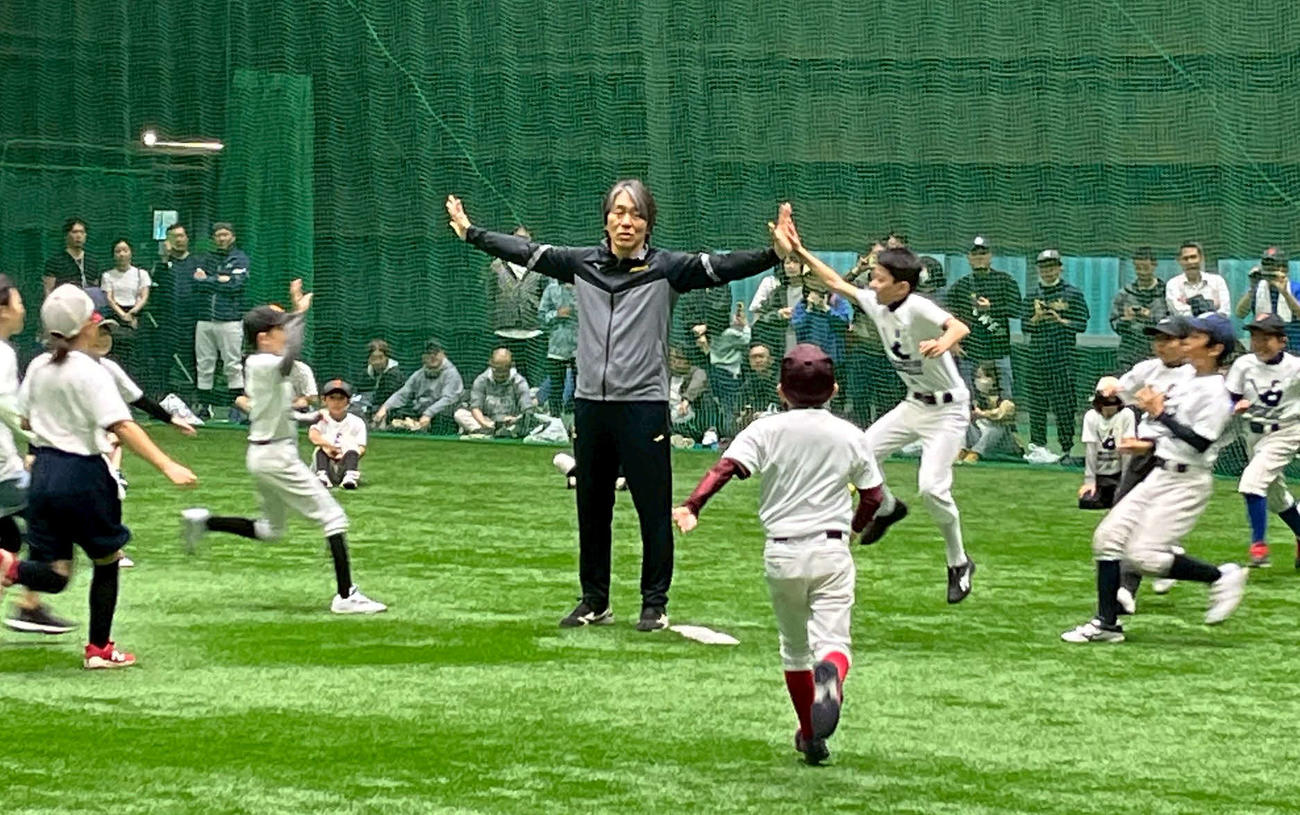 野球教室で子供たちとタッチするトレーニングを行う元ヤンキースの松井秀喜氏