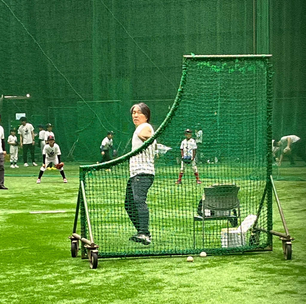 都内で行われた野球教室で打撃投手を務める元ヤンキースの松井秀喜氏