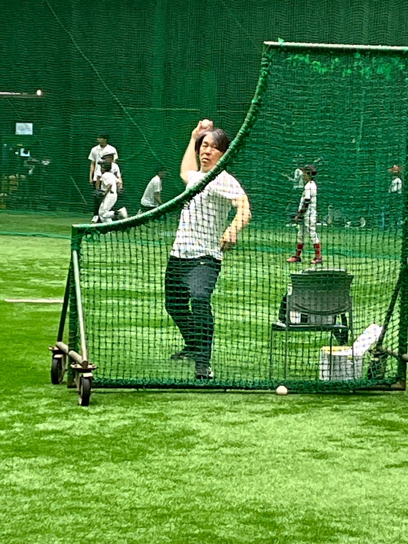 都内で行われた野球教室で打撃投手を務める元ヤンキースの松井秀喜氏