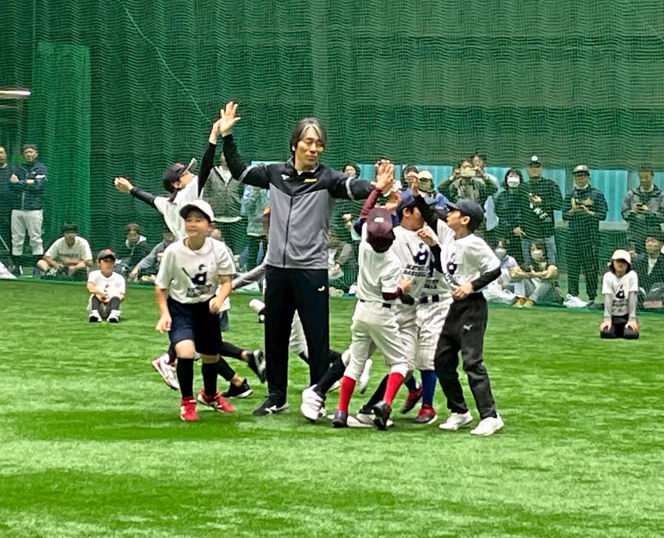 野球教室で子供たちとタッチするトレーニングを行う元ヤンキースの松井秀喜氏