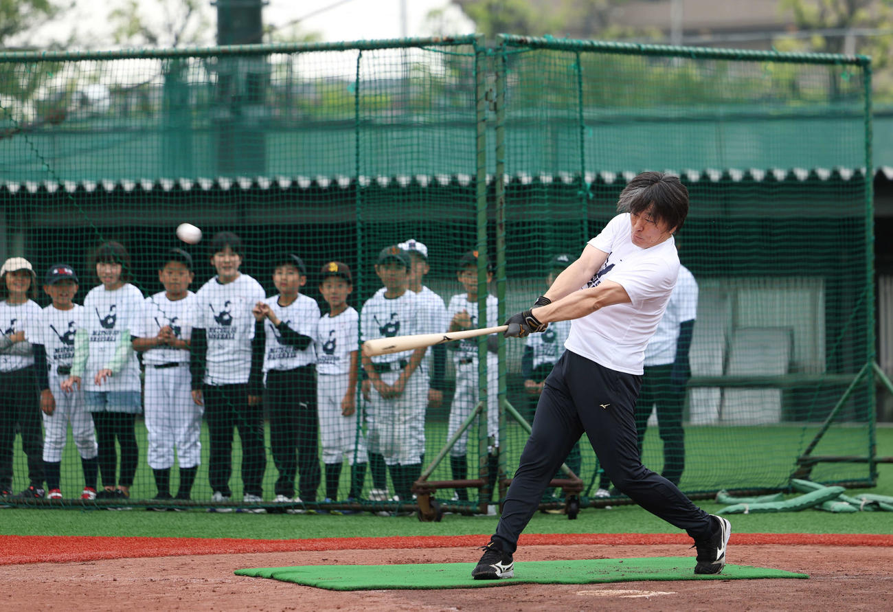 子どもたちの前で本塁打を放つ松井氏（撮影・増田悦実）