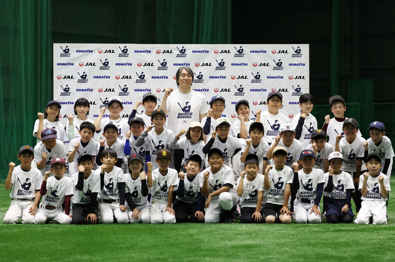 子どもたちと記念撮影をする松井氏（撮影・増田悦実）
