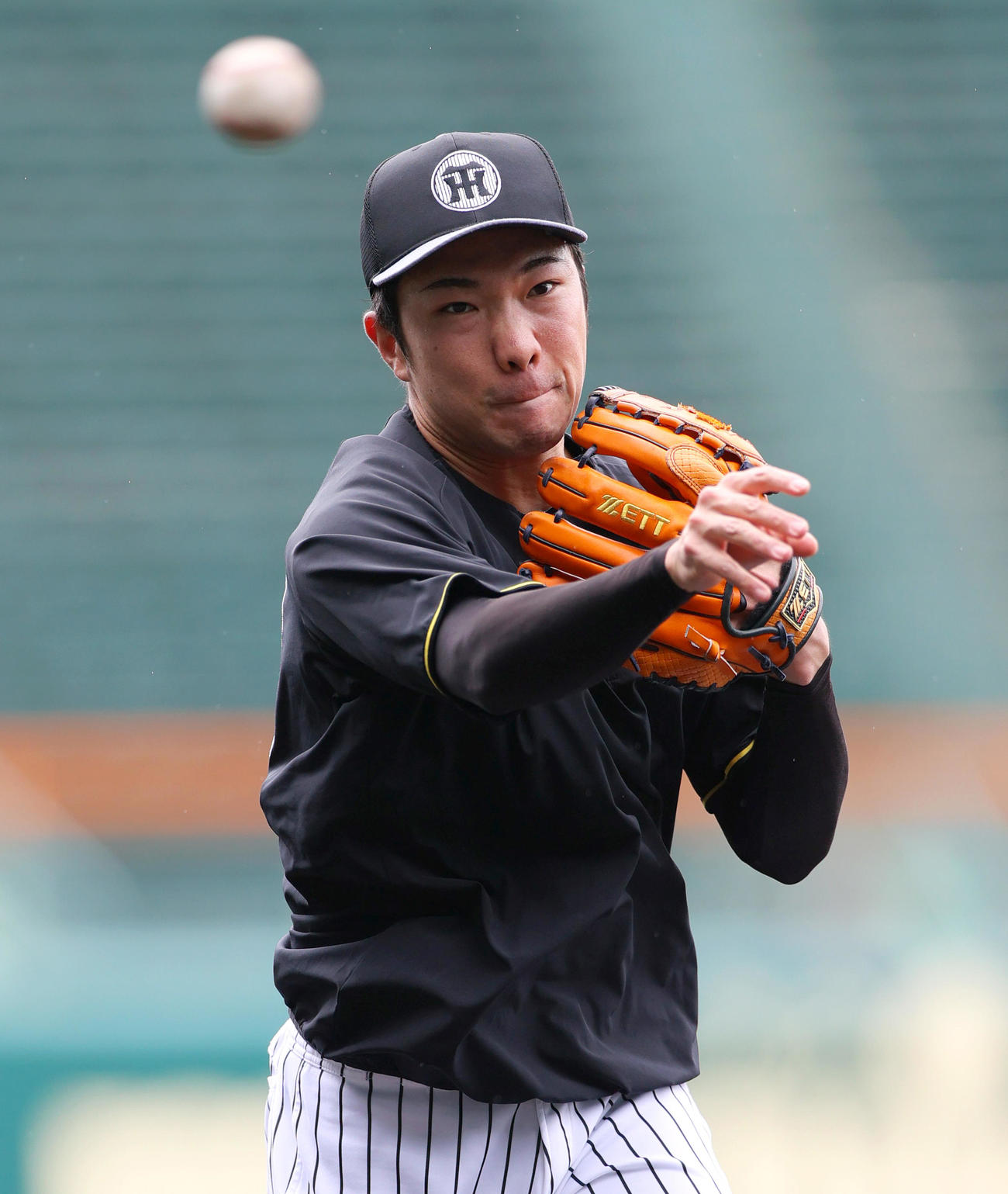 阪神対中日　試合前、ノックを受ける阪神石井（撮影・上山淳一）