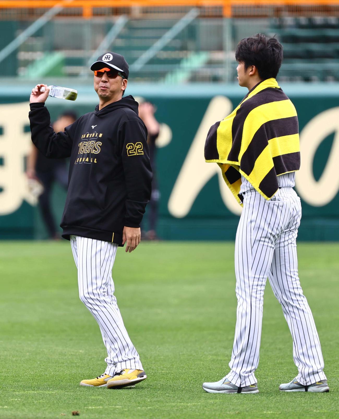 阪神対中日　才木浩人（右）と話をする藤川監督（撮影・上田博志）