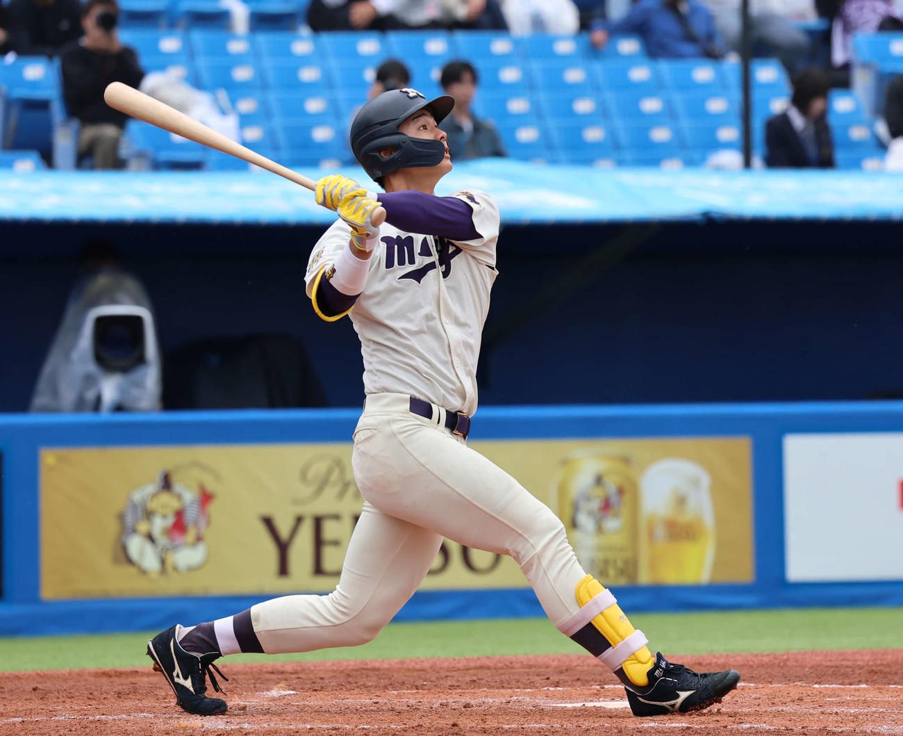 東京6大学野球　明大対立大　9回表明大無死、内海は右越え本塁打を放つ（撮影・山本朝陽）