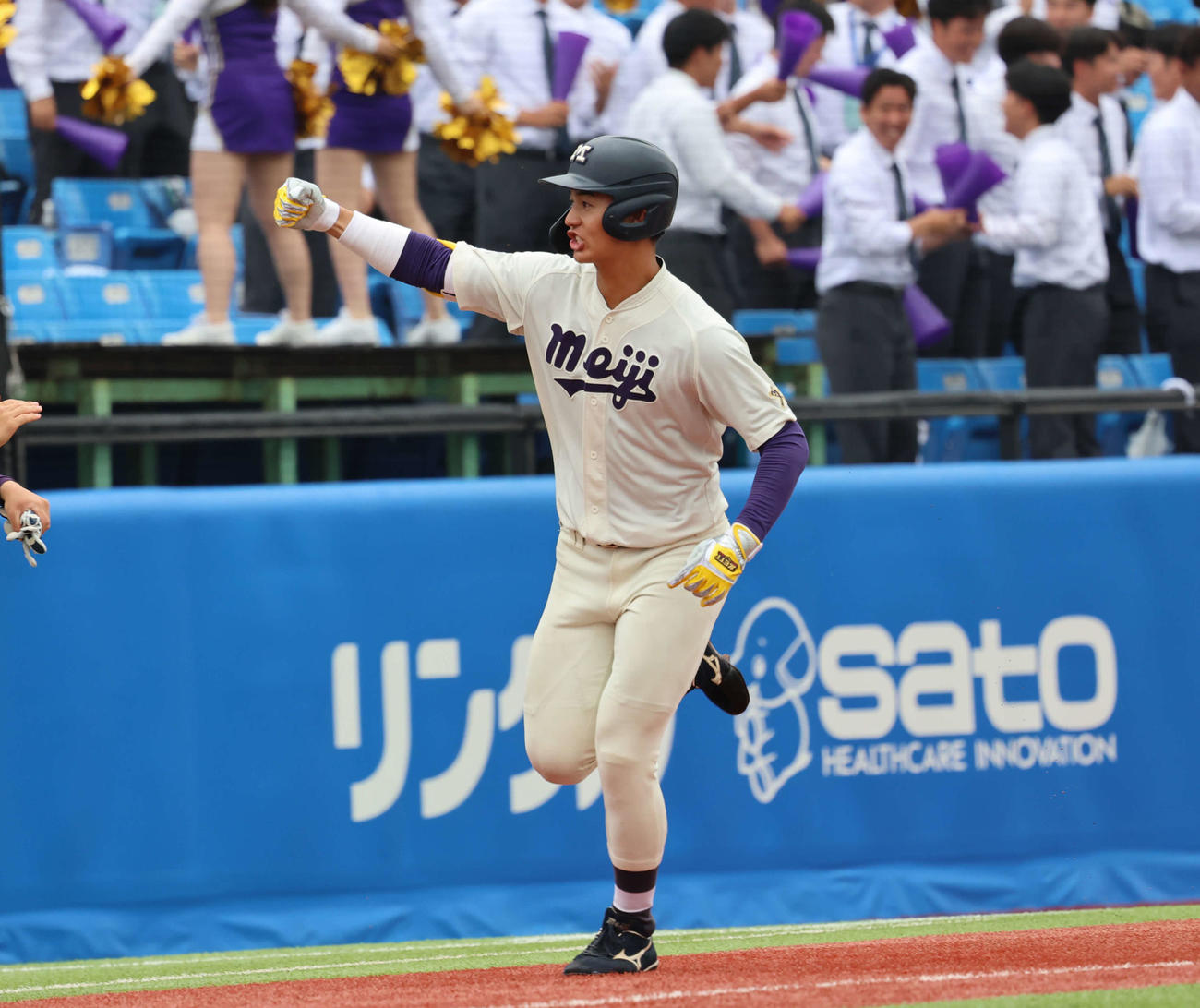 東京6大学野球　明大対立大　9回表明大無死、内海は右越え本塁打を放ち、ベンチにガッツポーズを送る（撮影・山本朝陽）