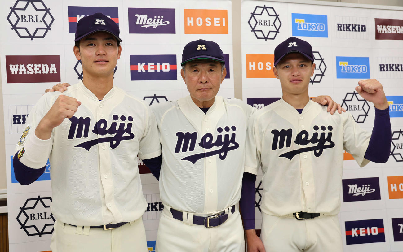 東京6大学野球　明大対立大　試合後の会見で撮影を行った明大。左から内海優太、戸塚俊美監督、毛利海大（撮影・山本朝陽）