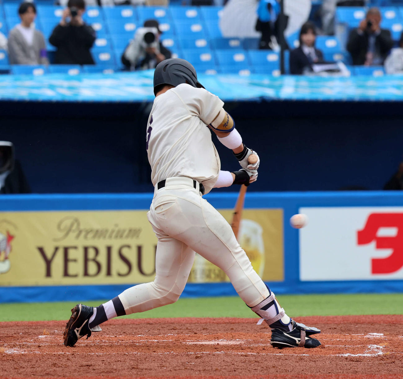 東京6大学野球　明大対立大　3回表明大2死二塁、榊原は先制の適時打を放つ（撮影・山本朝陽）