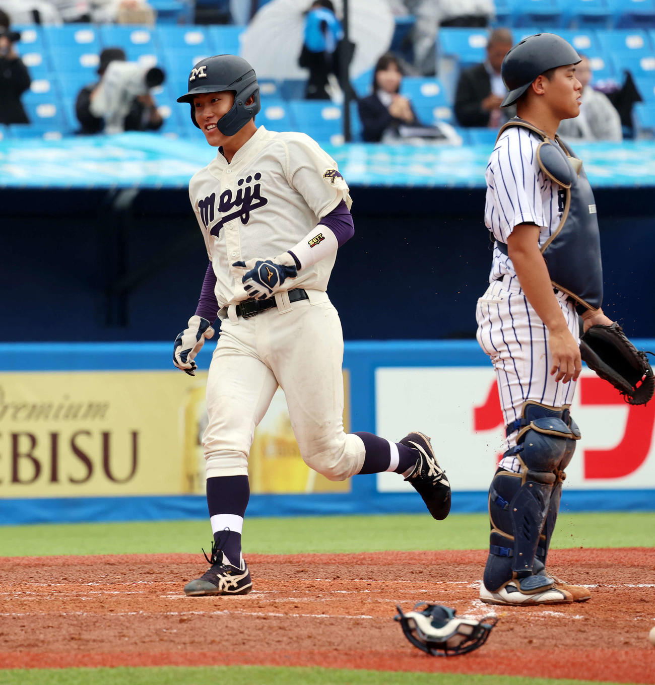 東京6大学野球　明大対立大3回表明大2死二塁、榊原の適時打で生還した木本（左）（撮影・山本朝陽）