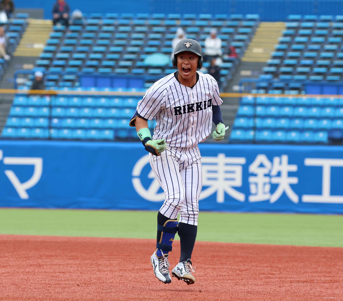 東京6大学野球　明大対立大　8回裏立大無死、鈴木唯は右中間に本塁打を放ち、ベンチに向かって雄たけびを上げる（撮影・山本朝陽）
