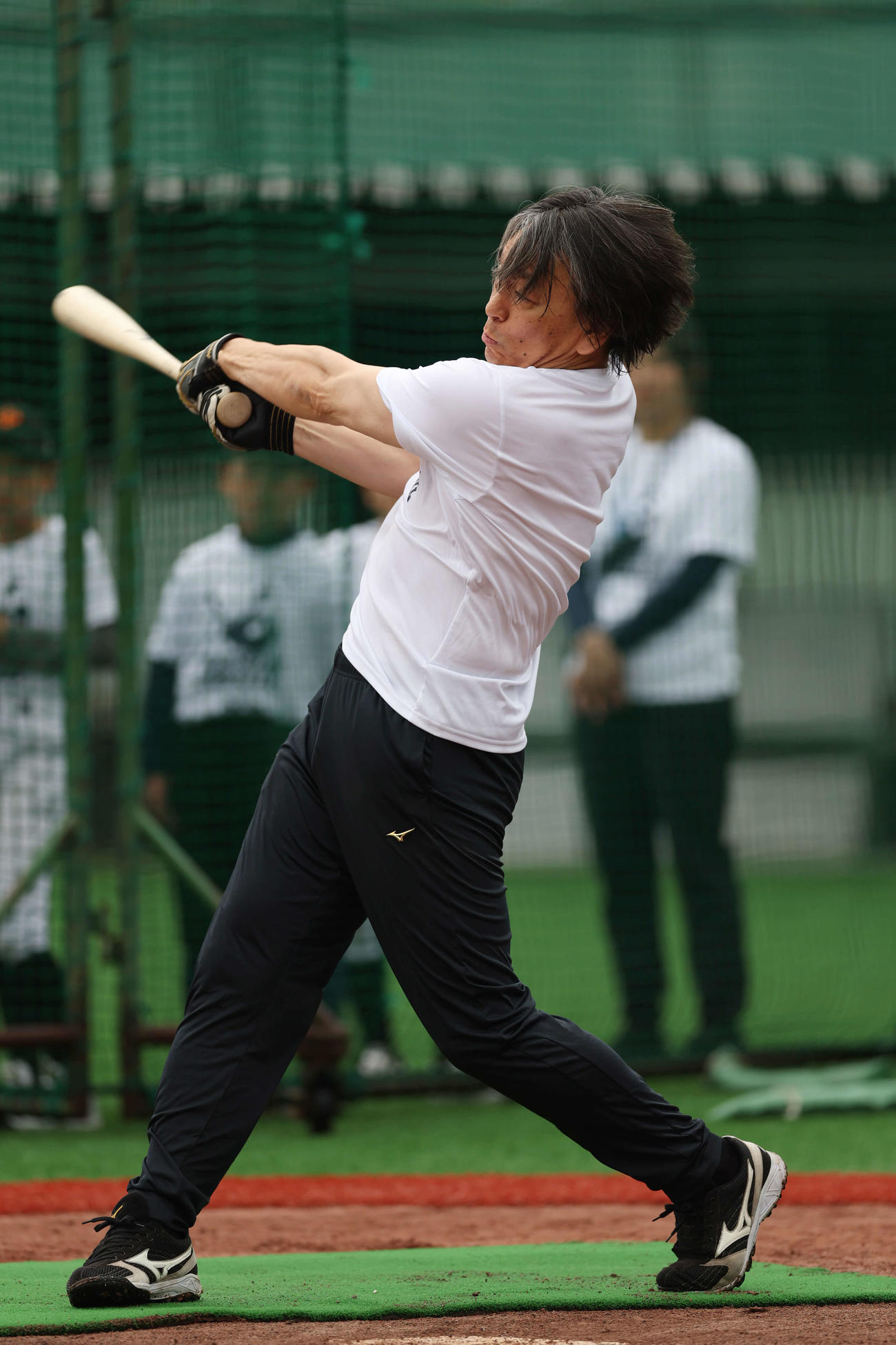 安打を放つ松井氏（撮影・増田悦実）