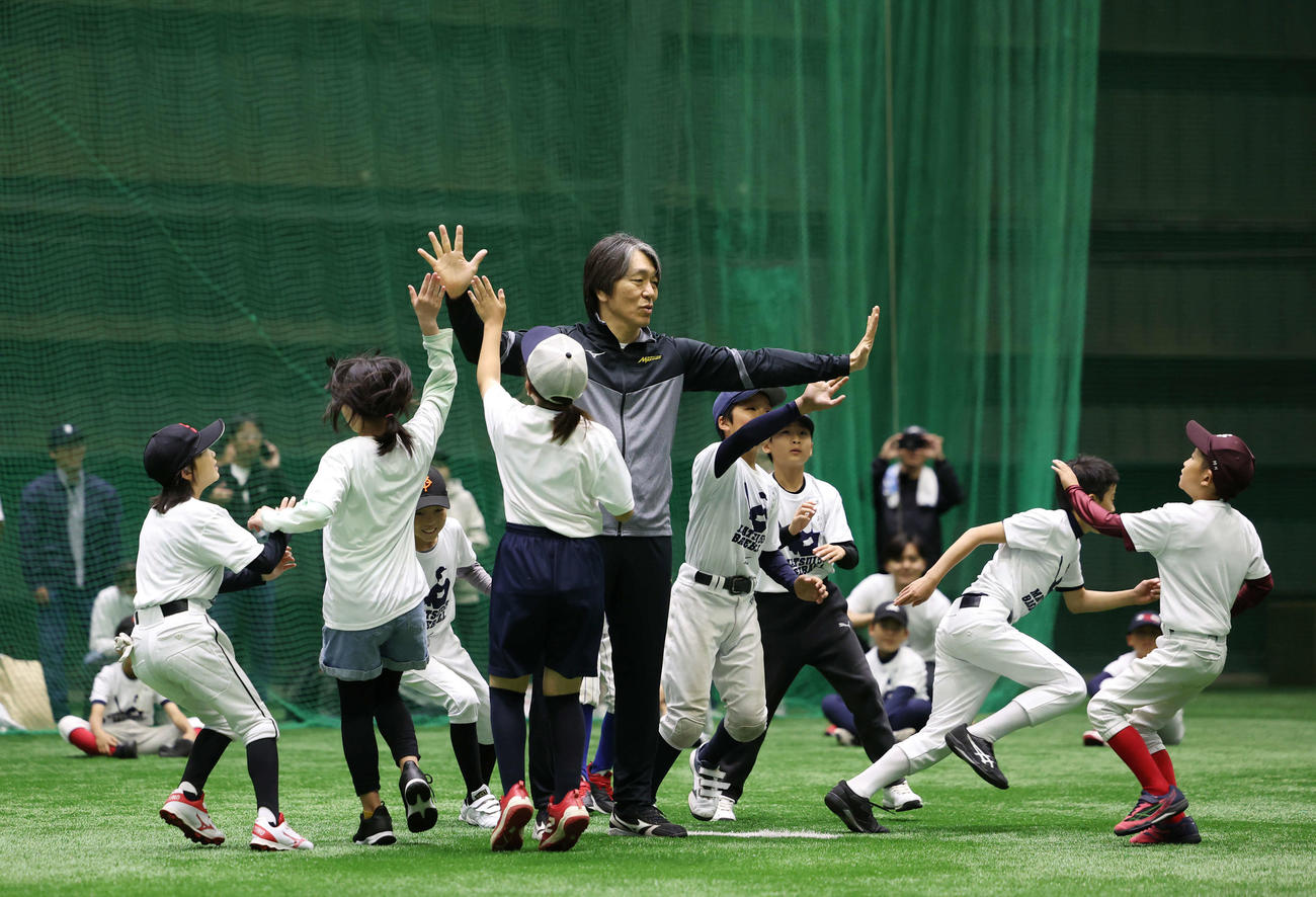 子どもたちとふれあう松井氏（撮影・増田悦実）