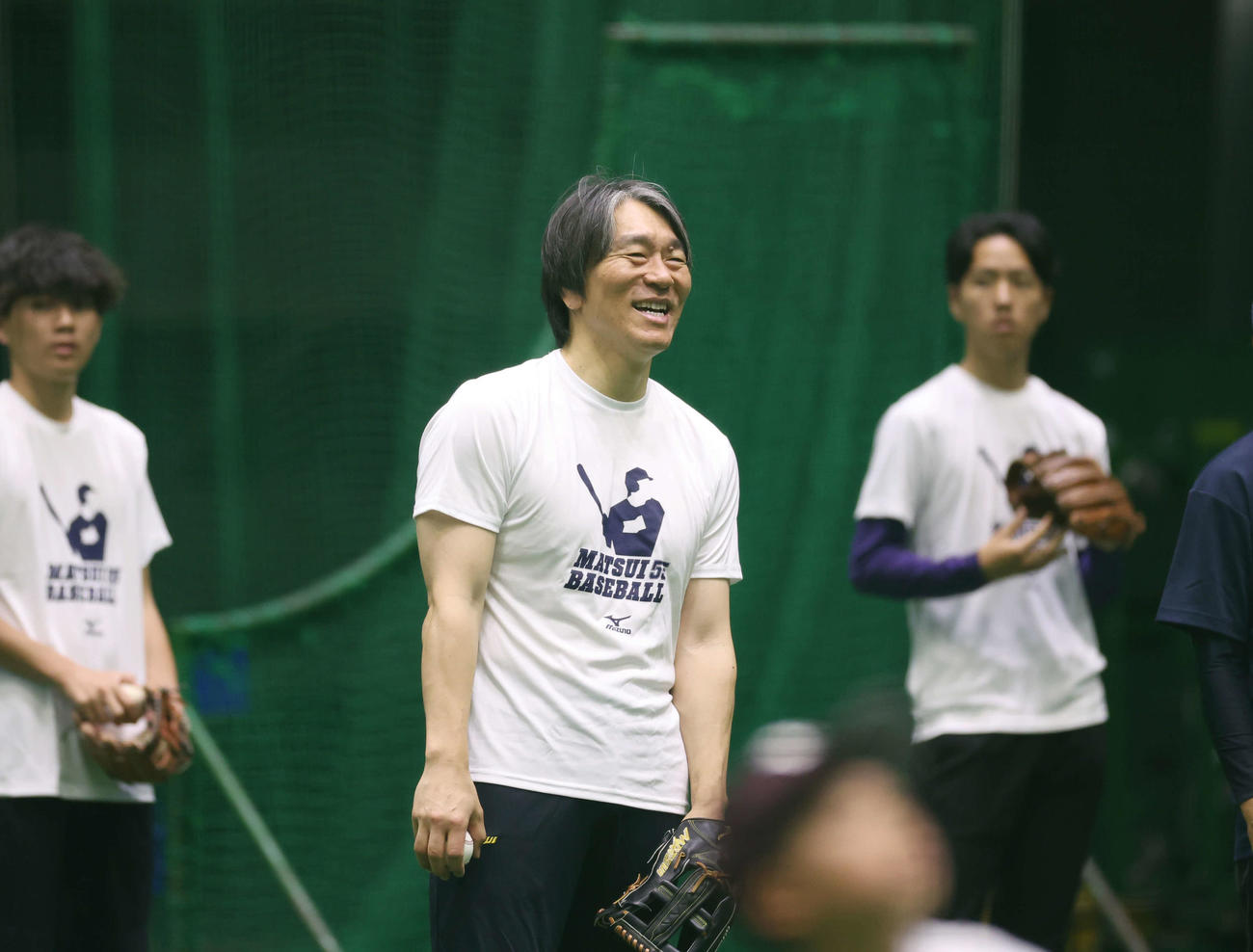 キャッチボールを笑顔で見る松井氏（撮影・増田悦実）