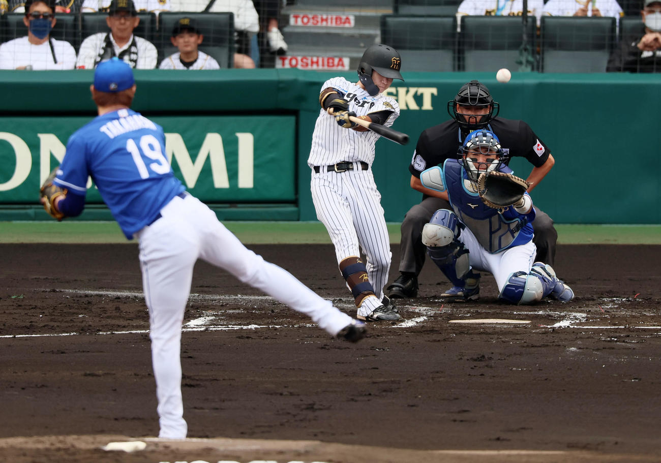 阪神対中日　1回裏阪神1死、中野は左越え二塁打を放つ。投手高橋宏（撮影・加藤哉）