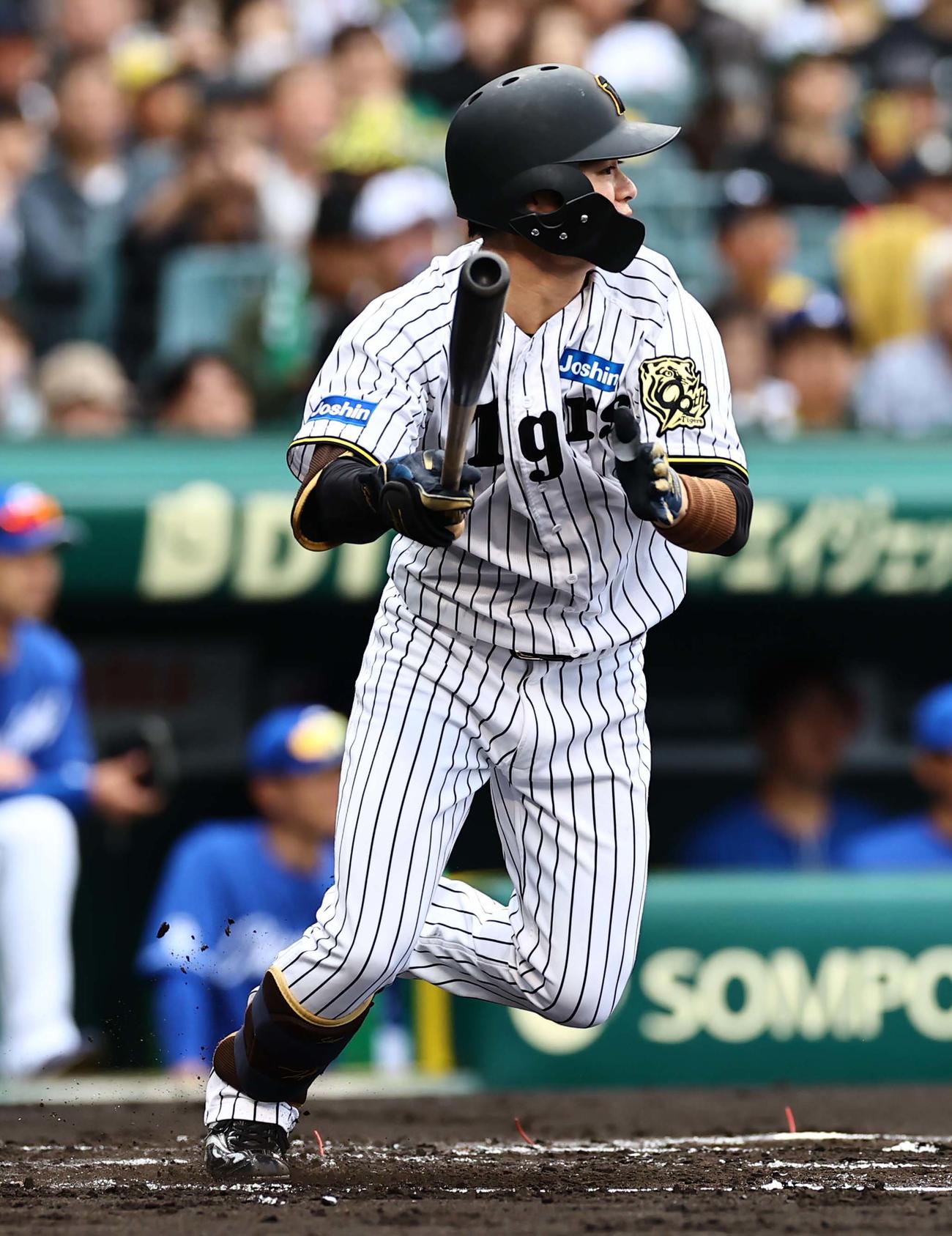 阪神対中日　1回裏阪神1死、中野は二塁打を放つ（撮影・上田博志）