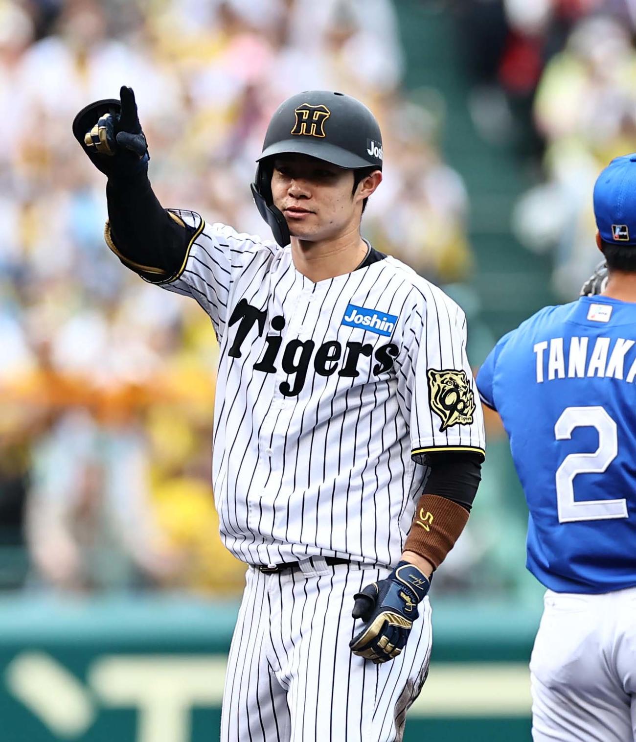 阪神対中日　1回裏阪神1死、中野は二塁打を放つ（撮影・上田博志）