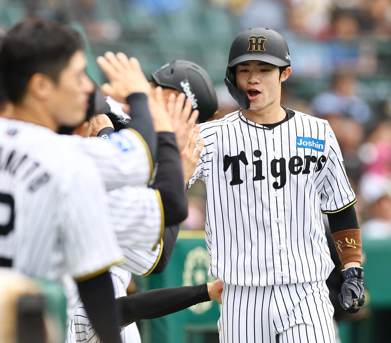 阪神対中日　1回裏阪神1死二塁、森下の先制適時打で生還する中野（撮影・上田博志）