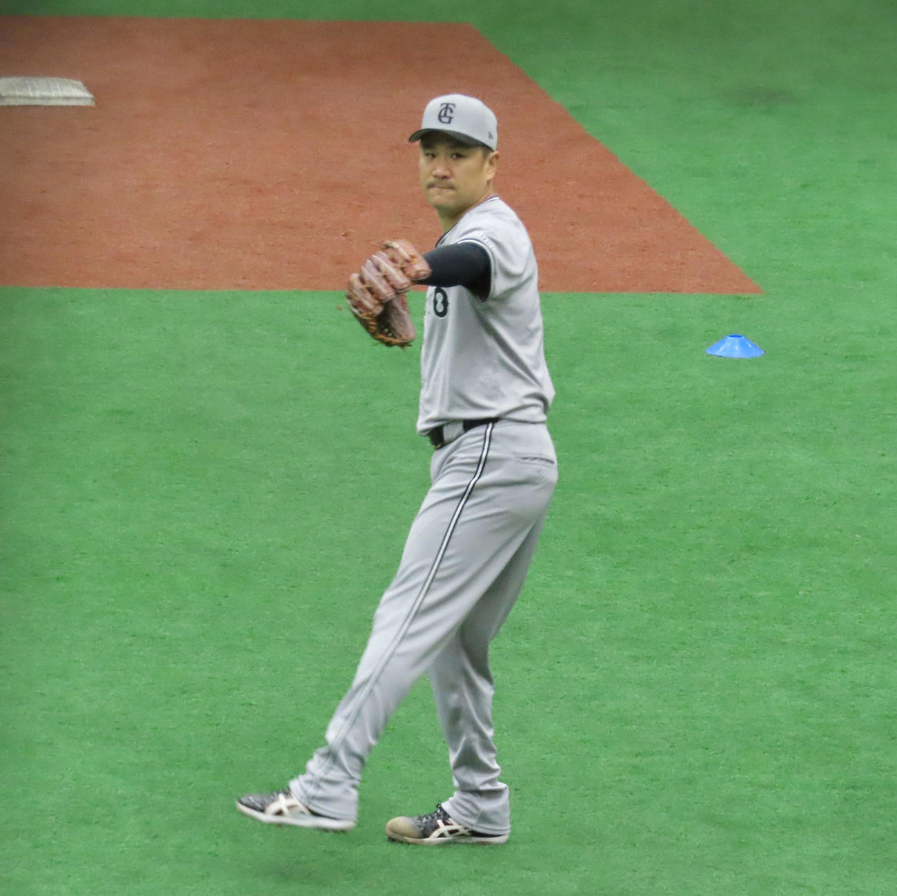 キャッチボールをする巨人田中将（撮影・水谷京裕）