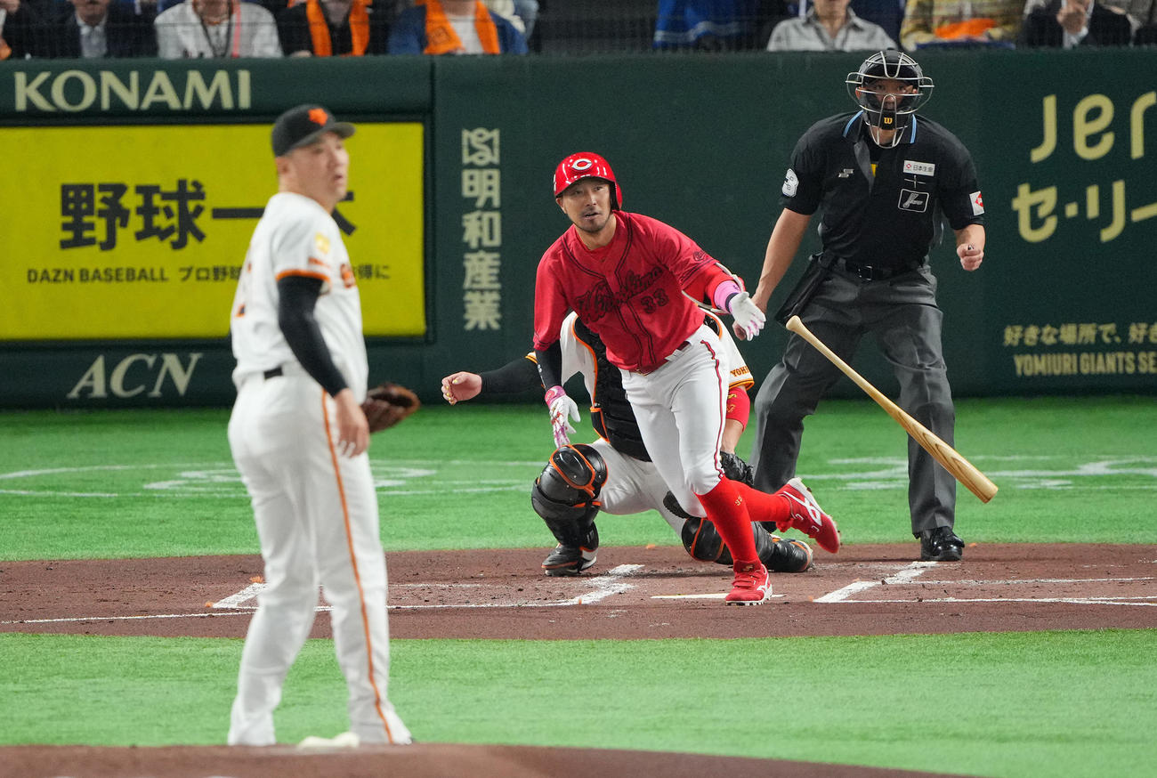 ５月１日の広島戦で、1回表広島2死一、二塁、広島の菊池に適時二塁打を浴びる巨人の田中将大
