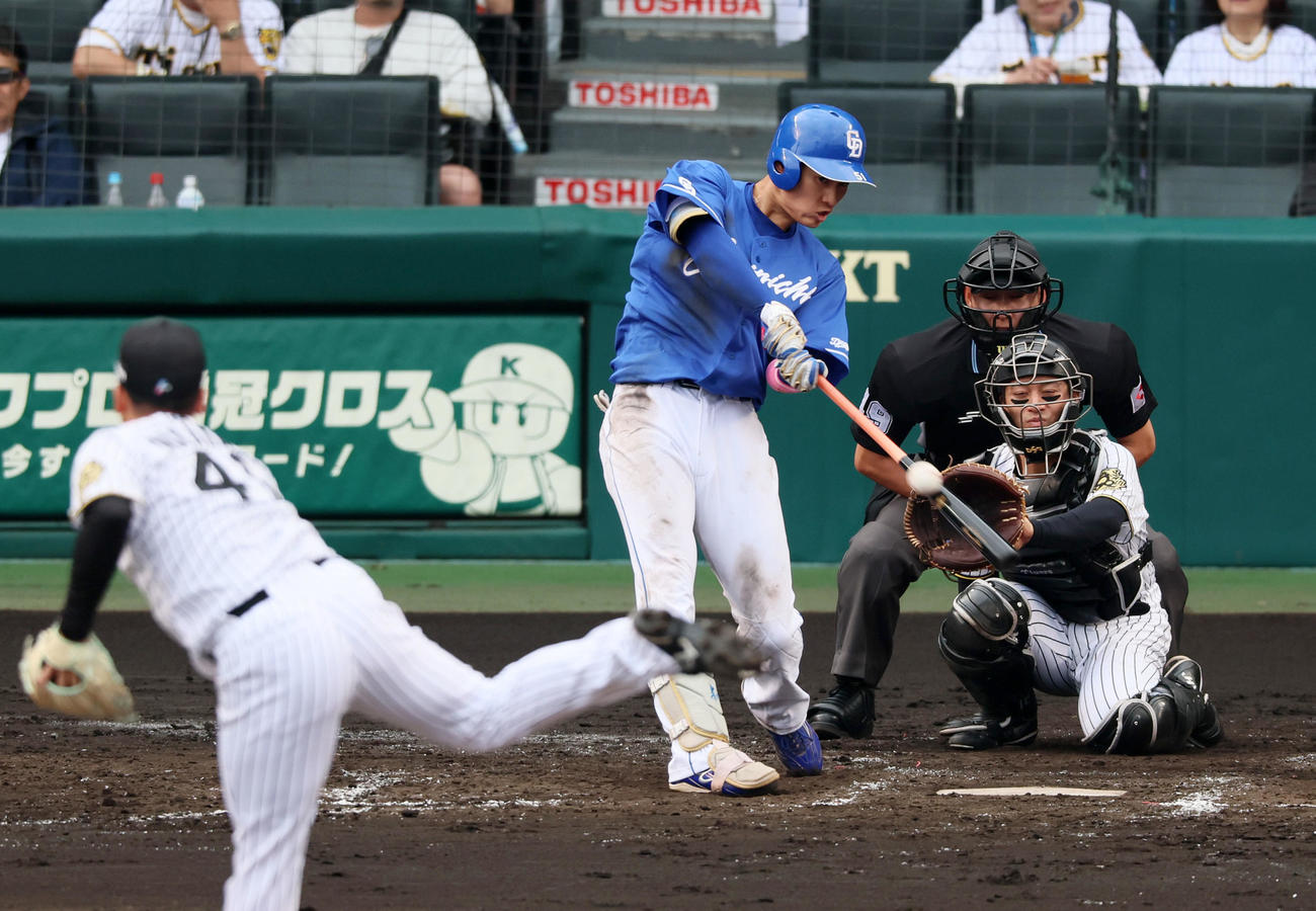 阪神対中日　4回表中日無死、上林は右前打を放つ。投手村上（撮影・加藤哉）