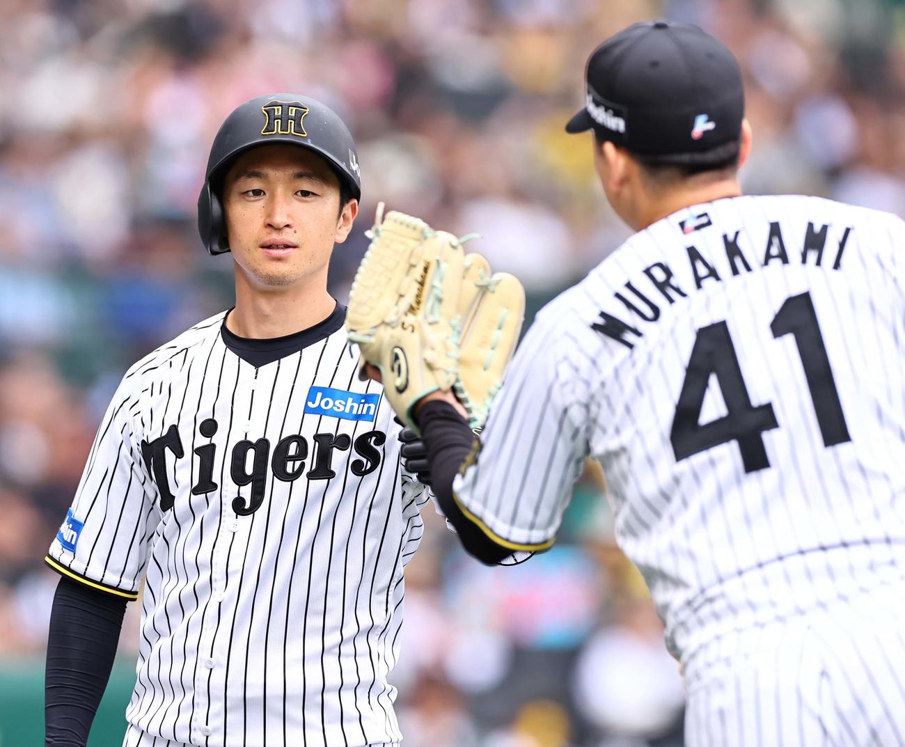 阪神対中日　6回裏阪神2死三塁、佐藤輝の適時二塁打で生還した近本（左）は村上とハイタッチをする（撮影・上田博志）