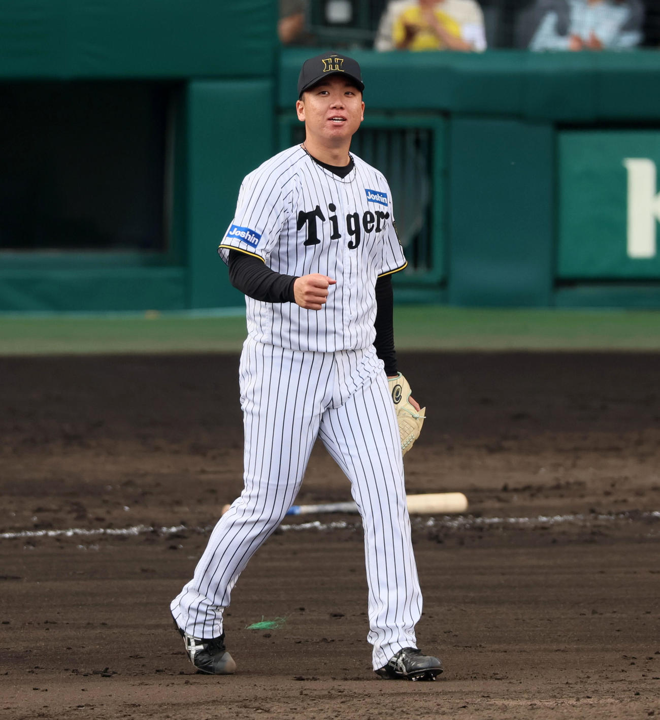 阪神対中日　9回表中日1死一塁、村上はボスラーを二ゴロ併殺打に仕留め97球の完封勝ちを収めてガッツポーズを見せる（撮影・加藤哉）