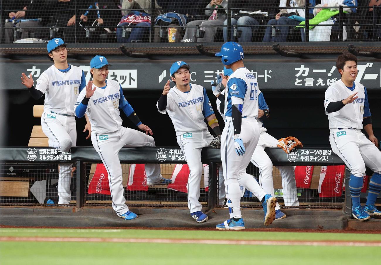 日本ハム対楽天　2回裏日本ハム無死一塁、右越え2点本塁打を放った万波を出迎えるナイン（撮影・黒川智章）