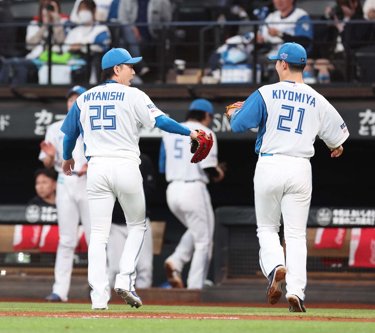日本ハム対楽天　6回表楽天2死二塁、宗山を三振にとり清宮幸とタッチする宮西（撮影・黒川智章）