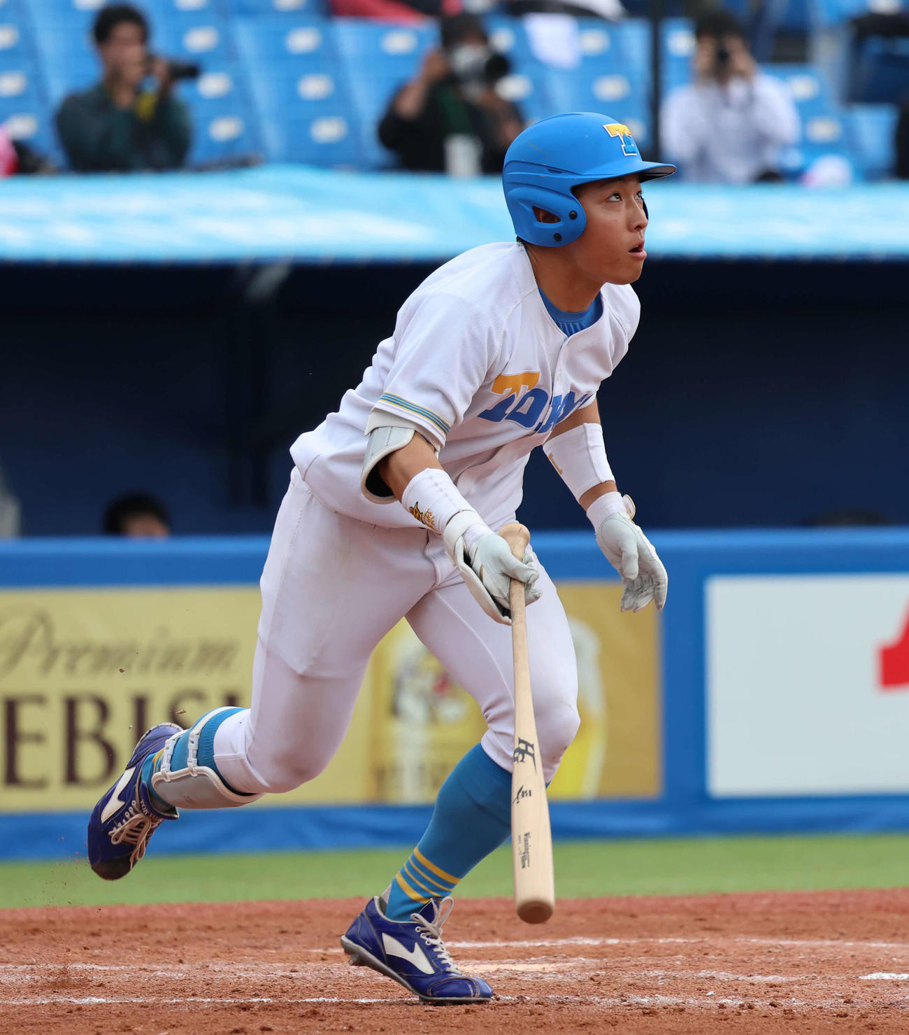 東京6大学野球　法大対東大　8回裏東大2死、酒井は右越えに本塁打を放つ（撮影・山本朝陽）