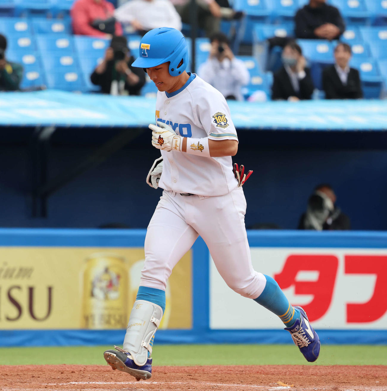 東京6大学野球　法大対東大　8回裏東大2死、酒井は右越えに本塁打を放つ（撮影・山本朝陽）
