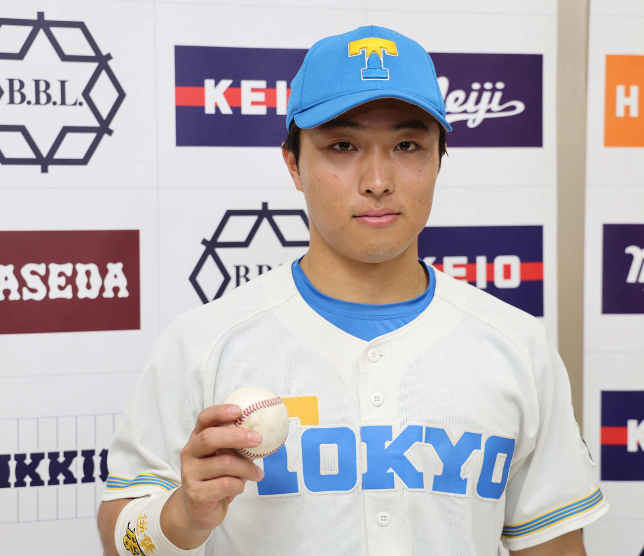 東京6大学野球　法大対東大　試合後の会見で写真撮影に応じた東大酒井（撮影・山本朝陽）