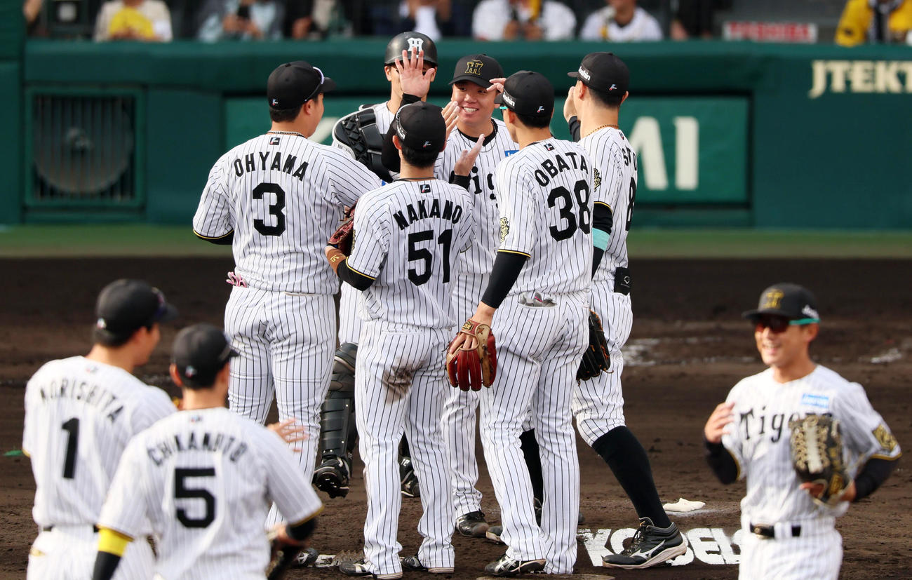 阪神対中日　中日に勝利しナインとマウンドでタッチする村上（撮影・加藤哉）