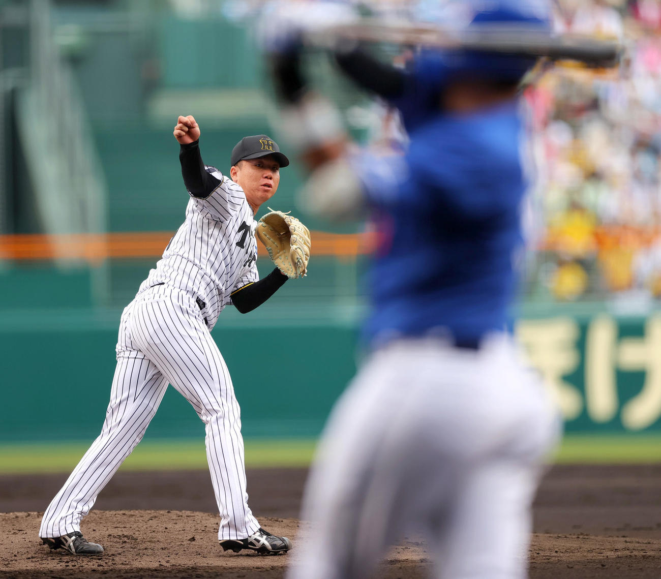 阪神対中日　2回表中日2死、村上は木下を空振り三振に仕留める（撮影・上山淳一）