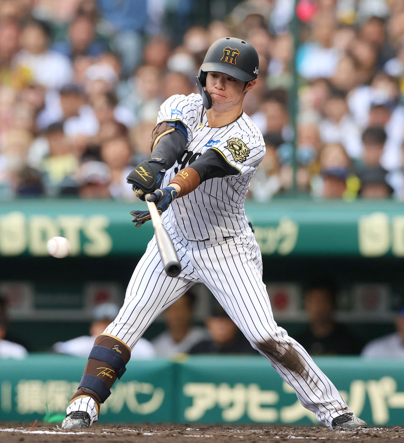 阪神対中日　3回裏阪神2死一塁、中野は左前打を放つ（撮影・上山淳一）