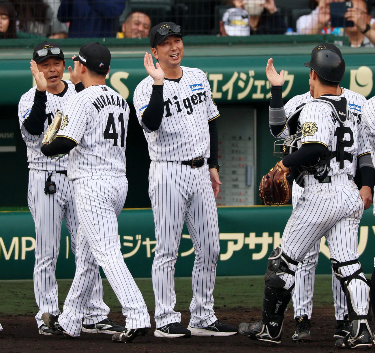 阪神対中日　中日に勝利しナインとタッチする藤川監督（撮影・加藤哉）