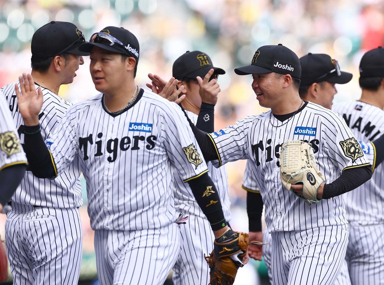 阪神対中日　マダックスを達成した村上（右）は藤川監督（左）とハイタッチをする（撮影・上田博志）