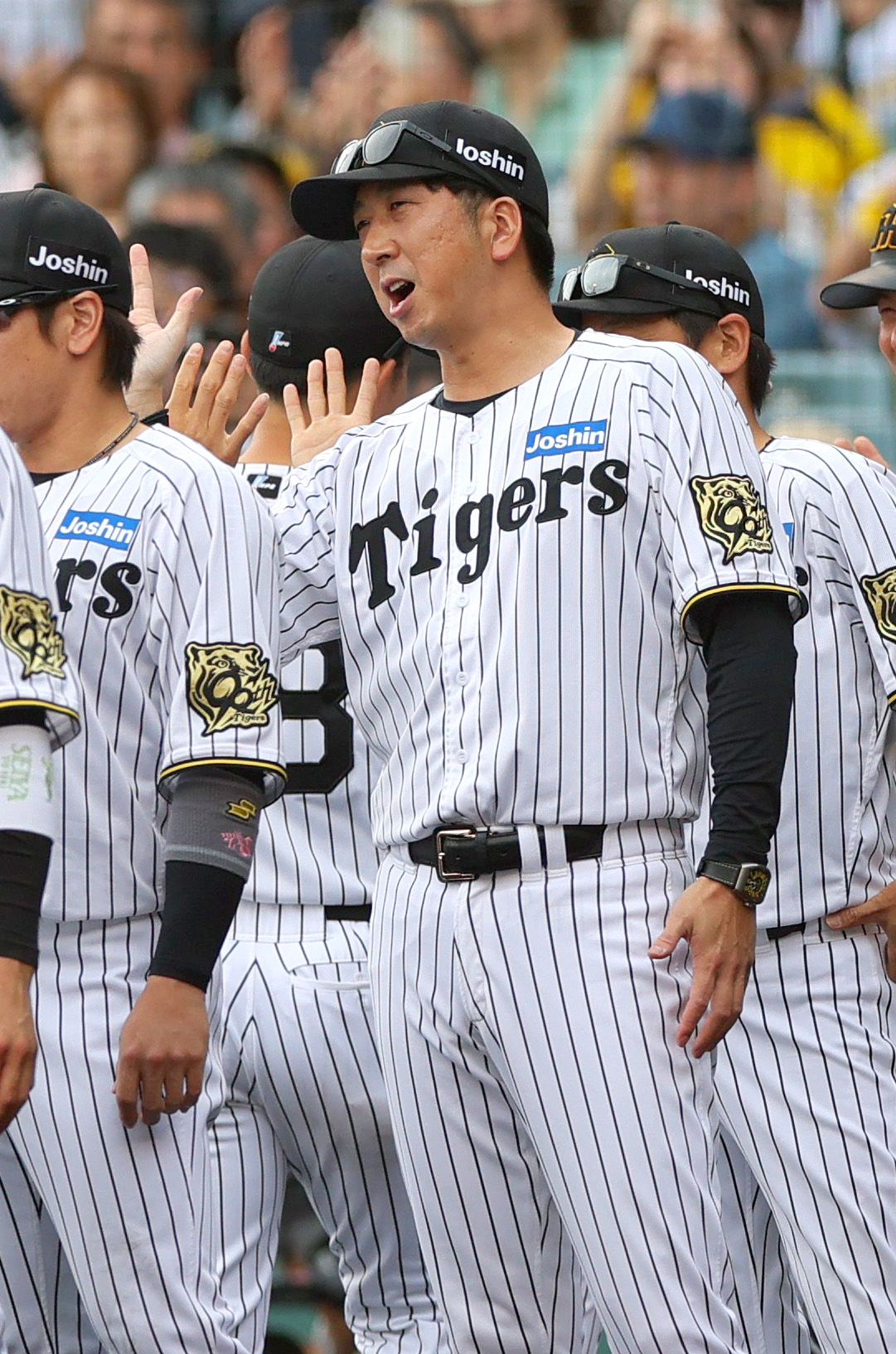 阪神対中日　中日に勝利した藤川監督はベンチ前でナインとタッチをかわす（撮影・上山淳一）