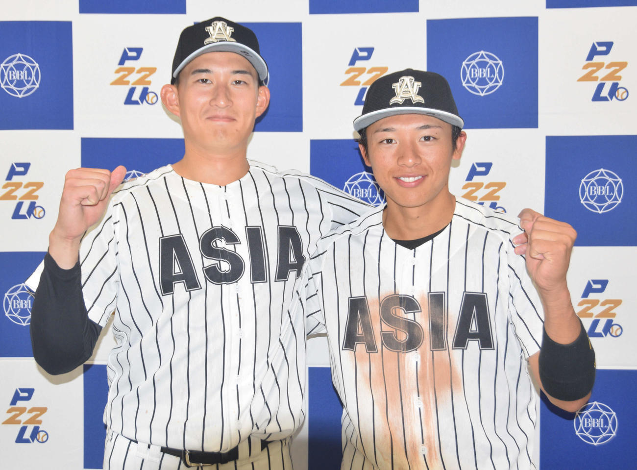 青学大対亜大　亜大の斉藤（左）と山里（撮影・泉光太郎）