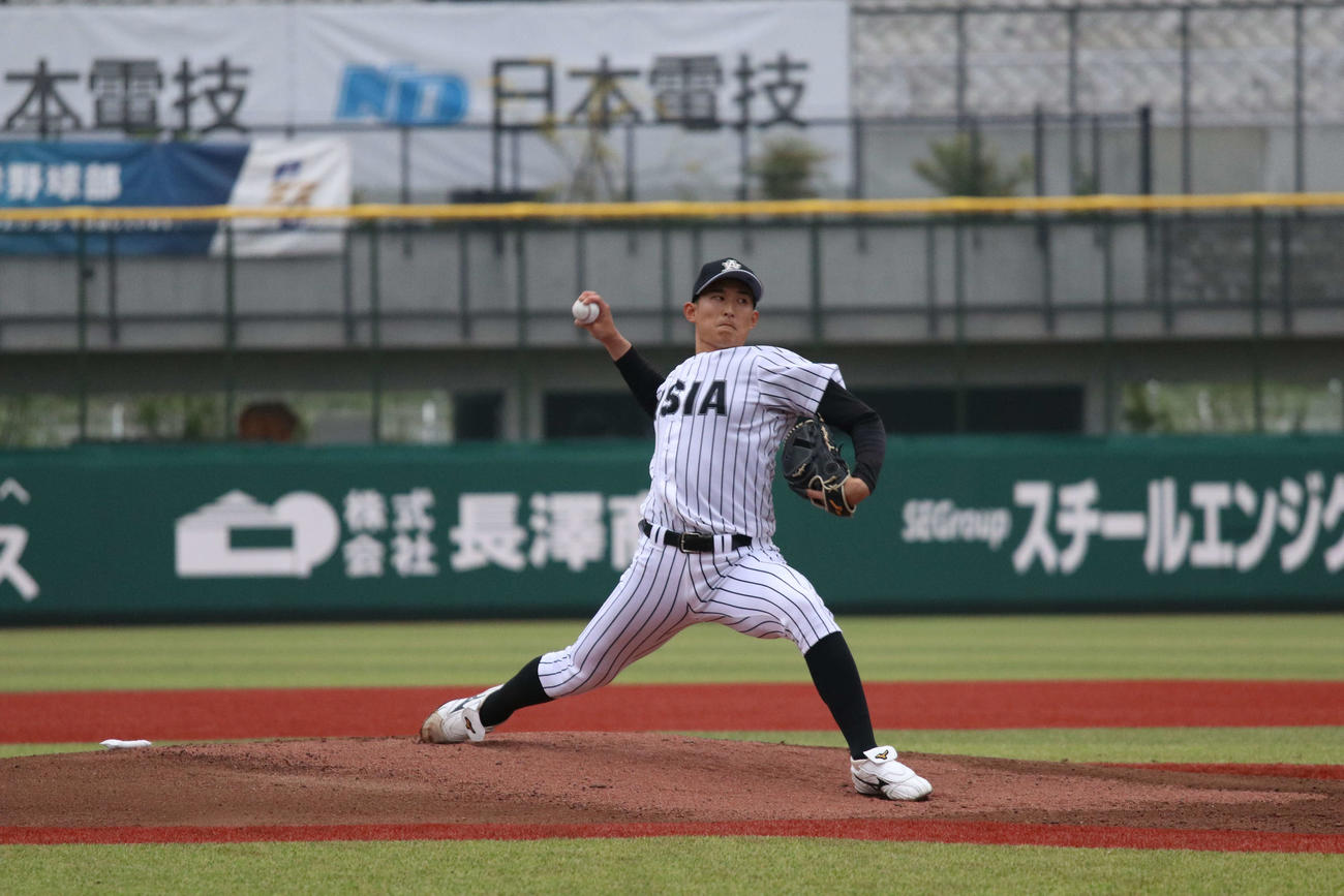 東都大学野球　青学大対亜大　先発し力投する亜大・斉藤（撮影・一樹）