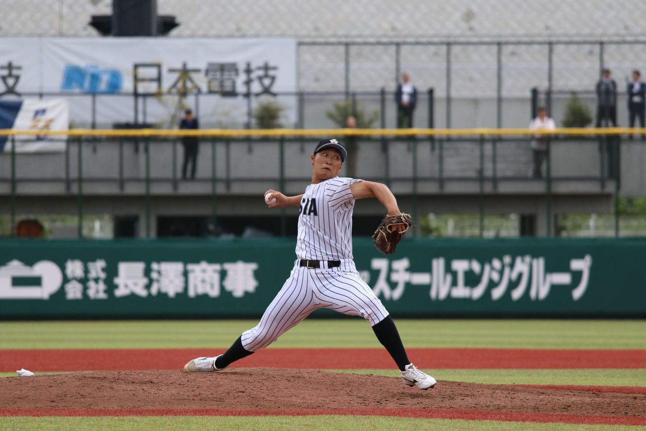 東都大学野球　青学大対亜大　2番手で登板し力投する亜大・平野大（撮影・一樹）