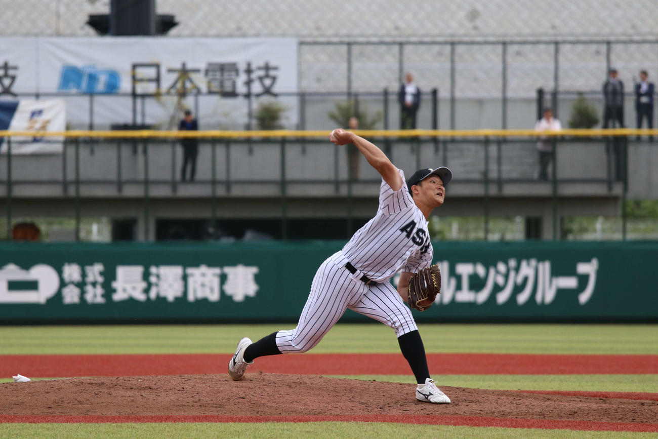 東都大学野球　青学大対亜大　2番手で登板し力投する亜大・平野大（撮影・一樹）