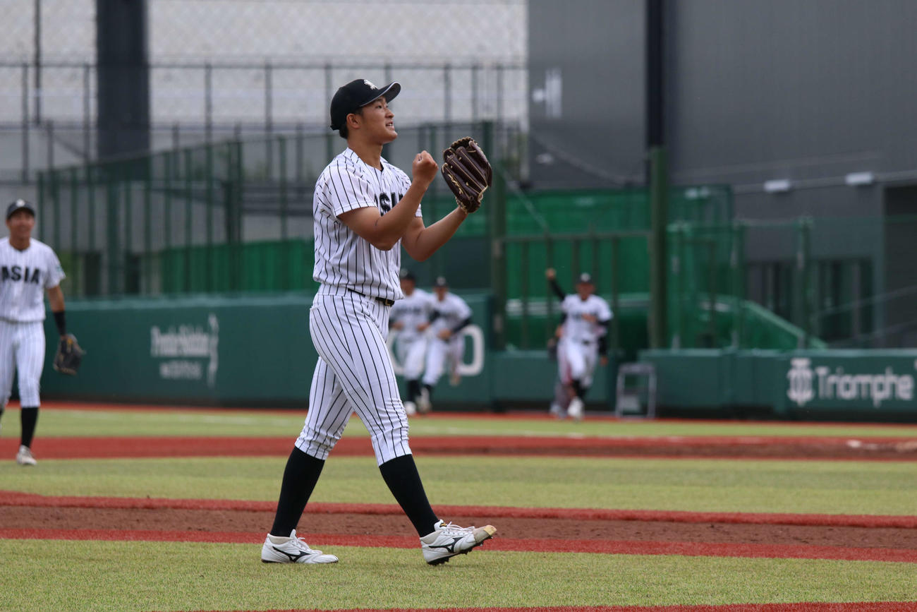 東都大学野球　青学大対亜大　勝利しガッツポーズする亜大・平野大（撮影・一樹）