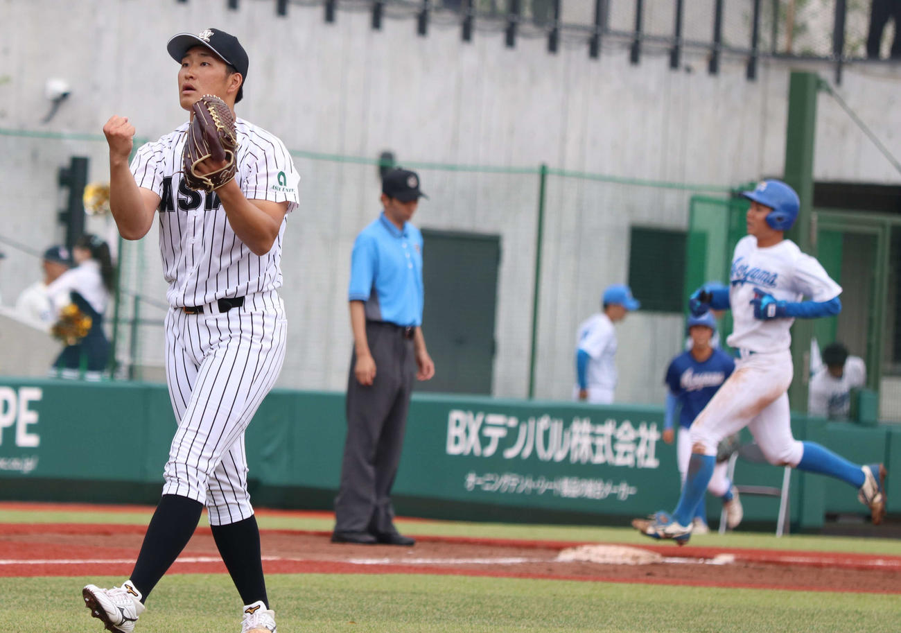 青学大対亜大　9回表、1点リードを守り切った亜大・2番手平野大（左）（撮影・泉光太郎）