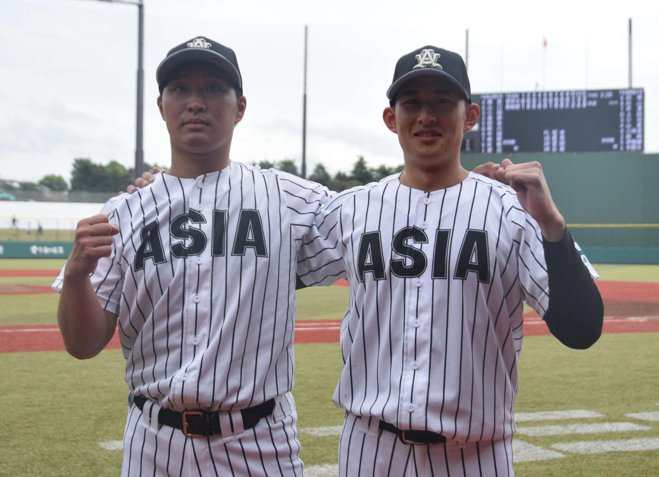 青学大対亜大　1失点リレーをした亜大・平野大（左）と斉藤（撮影・泉光太郎）