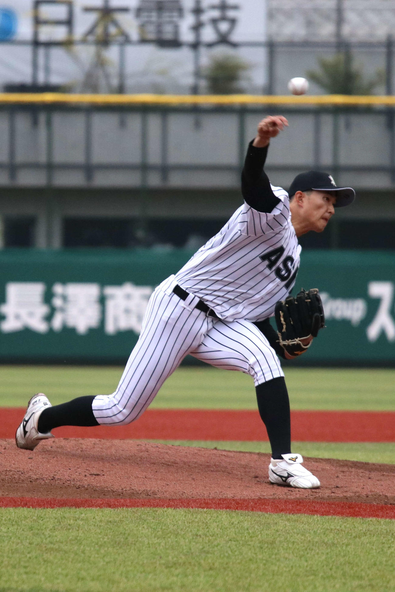 東都大学野球　青学大対亜大　先発し力投する亜大・斉藤（撮影・一樹）