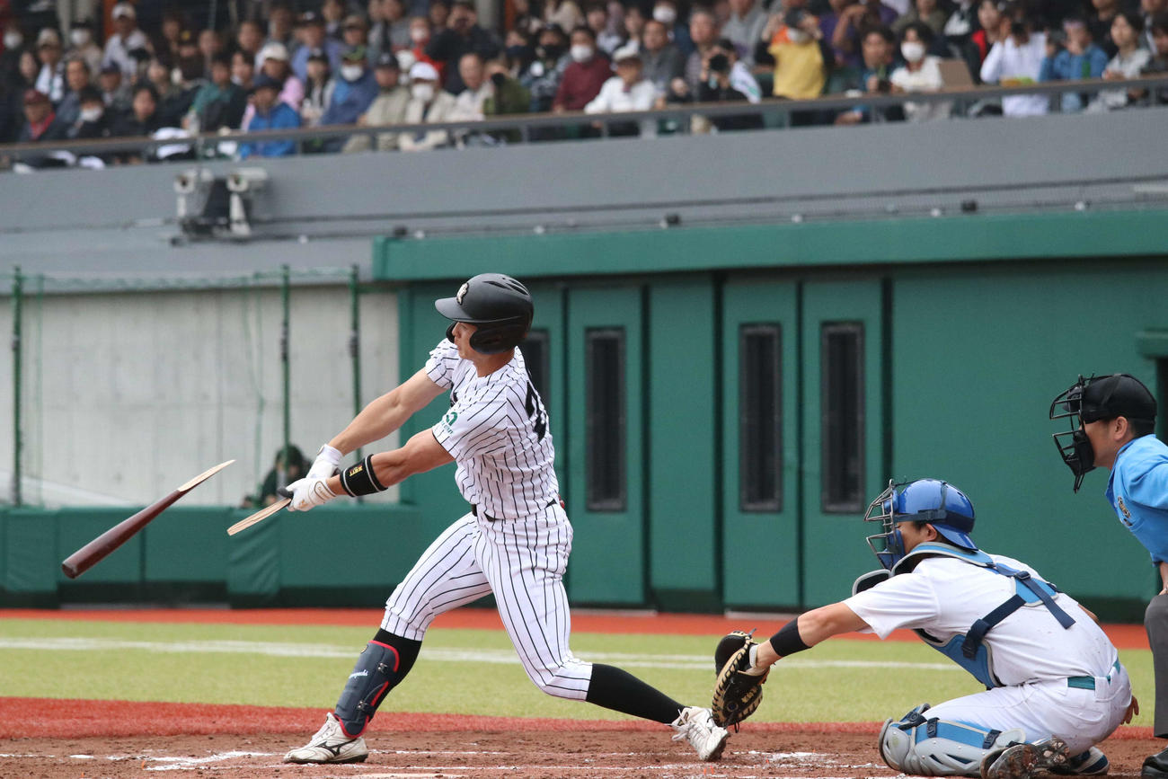 東都大学野球　青学大対亜大　1回裏亜大1死一、三塁、バットを折りながら右前に適時打を放つ上原口（撮影・一樹）